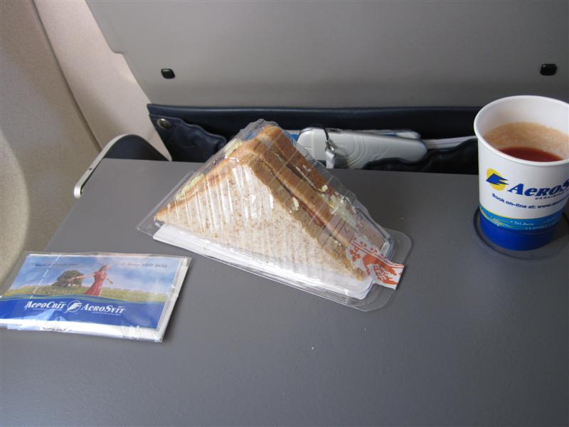 50 Самолетный перекус - сэндвич с соком.JPG