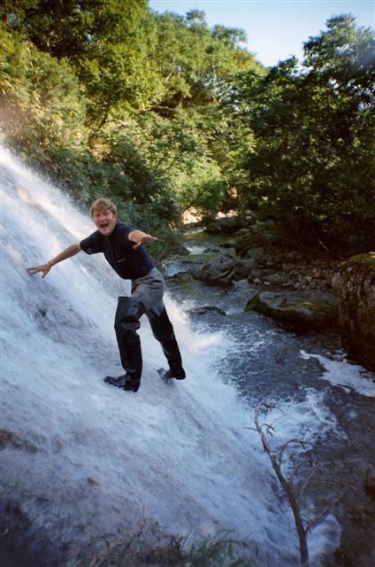 24 - Грозный 2001 - Турист и водопад.jpg